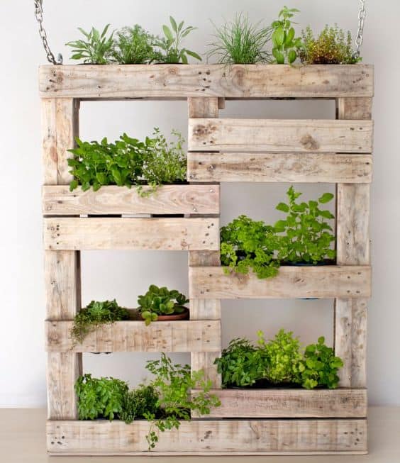 16. VERTICAL PALLET PLANTER