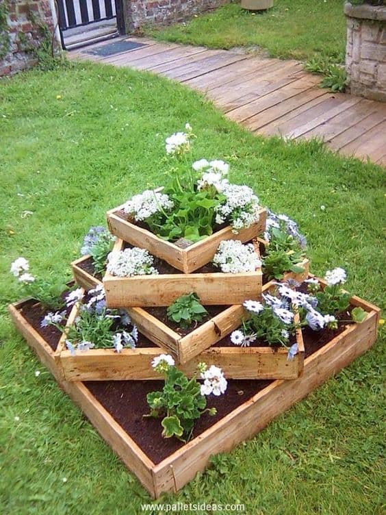 17. UNIQUE GARDEN PALLET BOXES