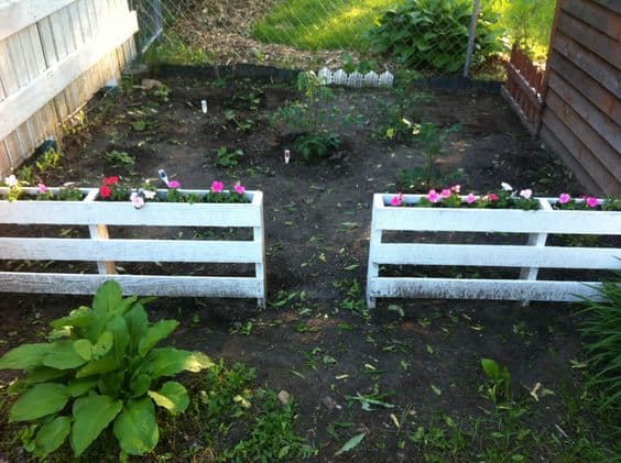 19. PALLET GARDEN FENCES