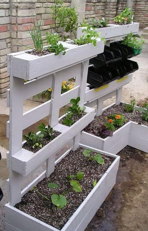 4. UNIQUE IDEA FOR A PALLET GARDEN