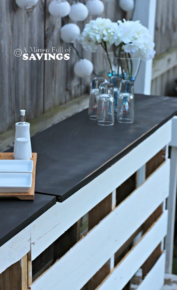 DIY Patio Bar Out Of Wood Pallets