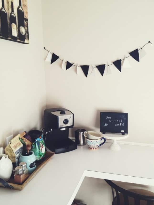 19. SMALL COFFEE TABLE CORNER