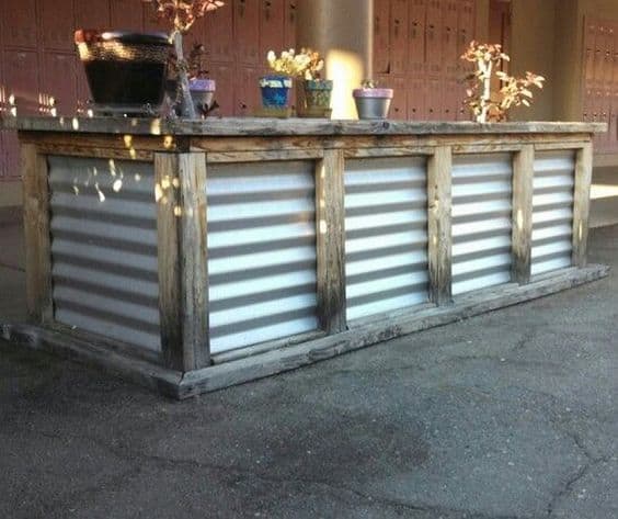 wood and metal pallet bar