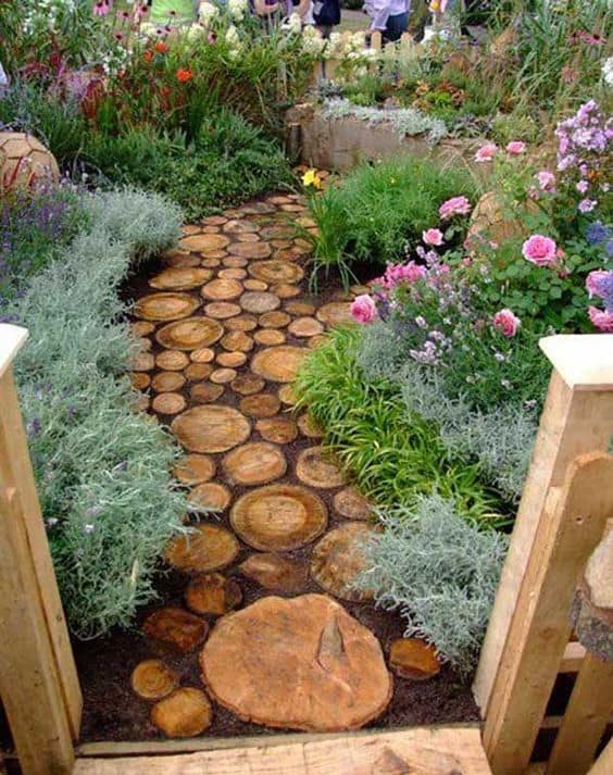 26. DIY WOOD SLICES GARDEN PATH