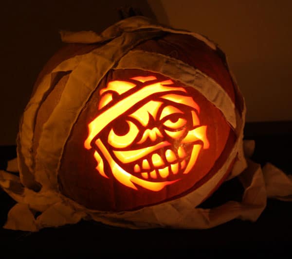 11. FUNNY ZOMBIE PUMPKIN CARVING 