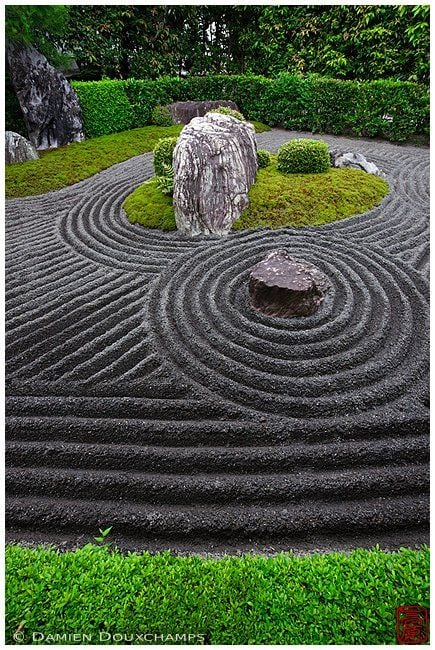 31. Mineral zen garden design in control