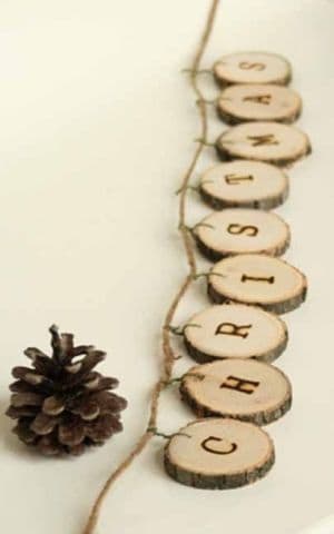 19. WOOD SLICES CHRISTMAS GARLANDS