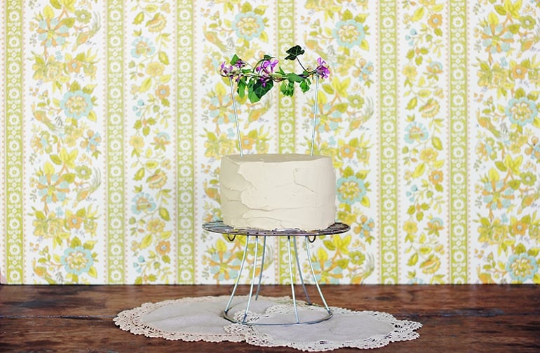 40. WIRE-FRAME DIY CAKE STAND 