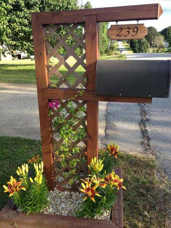 6. SMALL TRELLIS AND GREENERY SUPPORTING YOUR MAIL