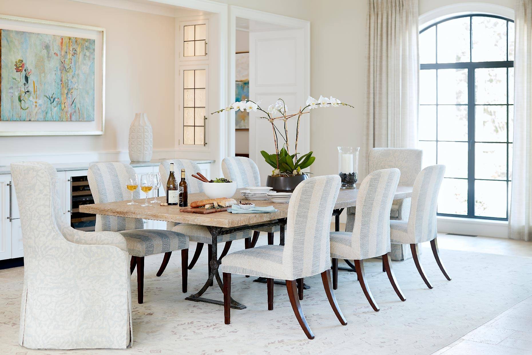 20 Fantastic Traditional Dining Room Interiors That Sparkle With Elegance 5