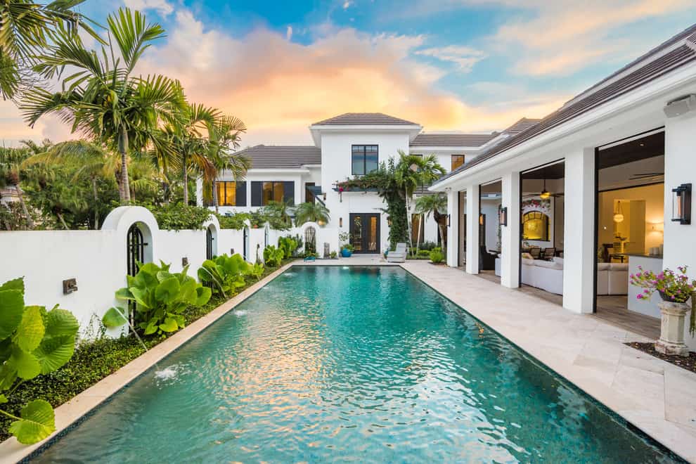 20 Dazzling Private Swimming Pools That Will Embellish Your Backyard 20 Dazzling Private Swimming Pools That Will Embellish Your Backyard 4