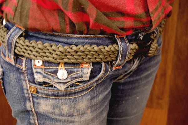 MAKE A BELT OUT OF PARACORD
