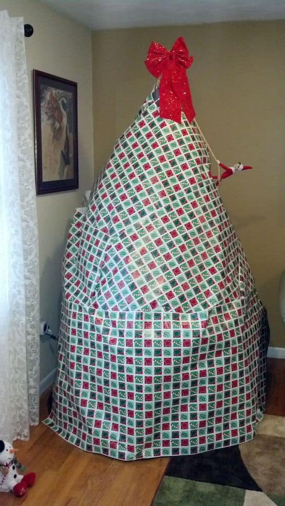 123. Elfie gift wraps the Christmas Tree