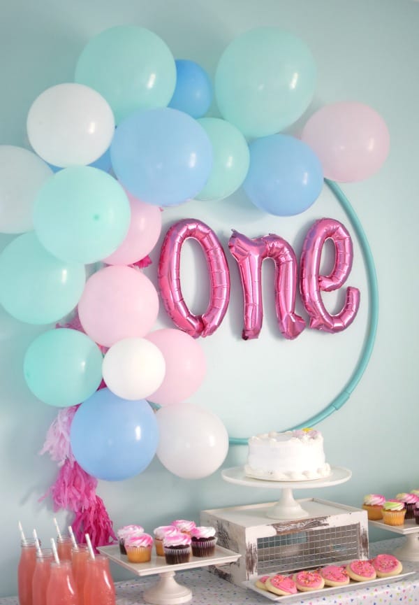 DIY hula hoop balloon wreath