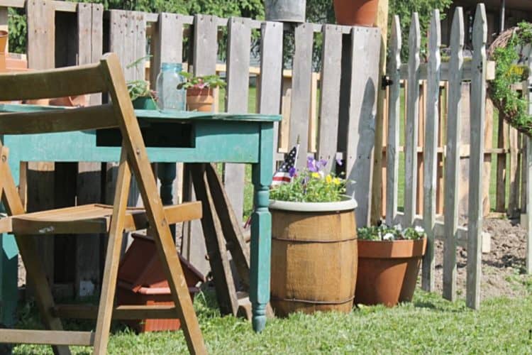 SIMPLE WOODEN PALLET FENCE