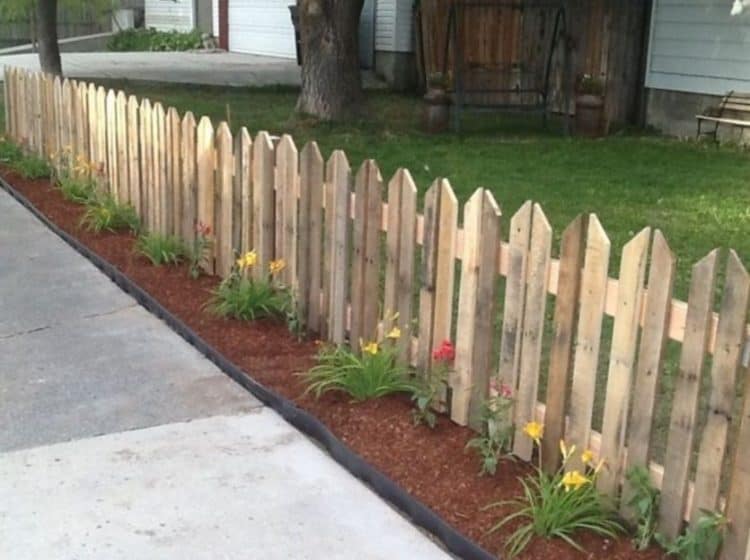 WOODEN PALLET FENCE WITH PLANTING SPACE