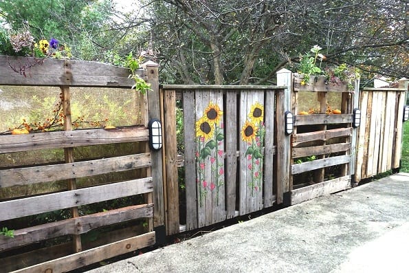 DIY PATIO PALLET FENCE