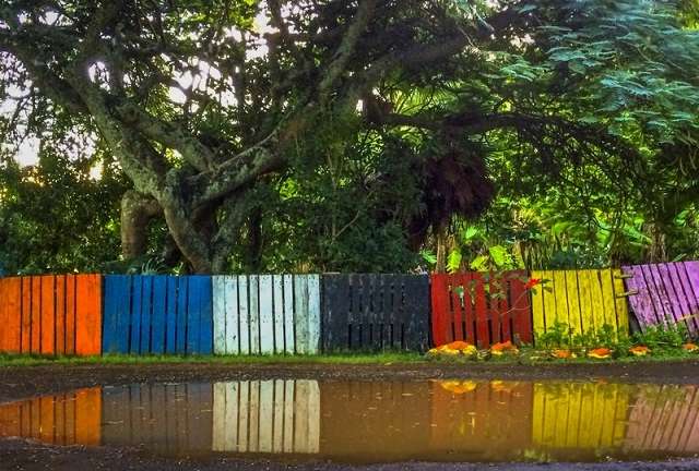 SIMPLE PALLET FENCE DESIGN WITH COLORS