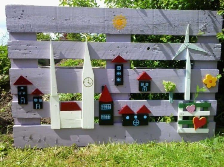 A FUNKY PALLET FENCE IDEA