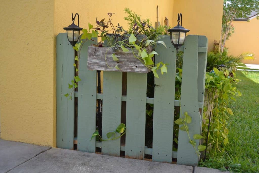 TINY GARDEN FENCE