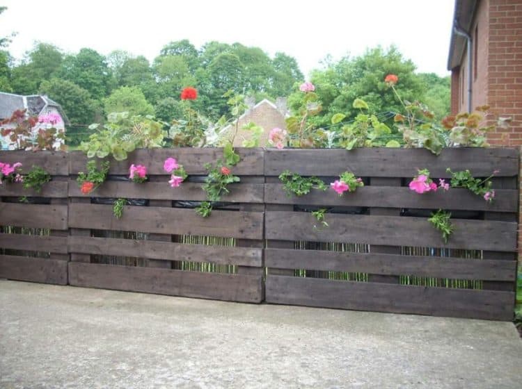 DIY WOODEN PALLET FENCE