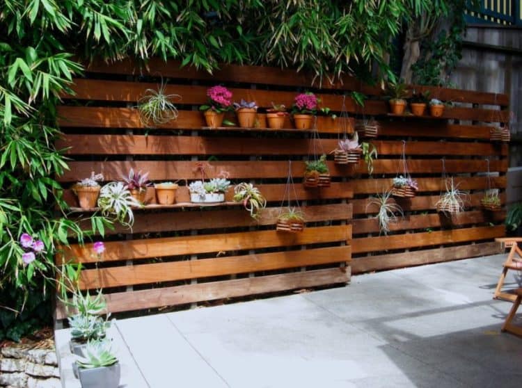 MODERN WOODEN PALLET FENCE IDEA