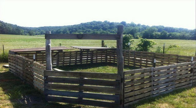 MOVABLE PALLET FENCE FOR SWINE AND GOATS