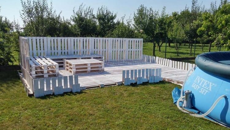 PALLET FENCING NEAR THE SWIMMING POOL