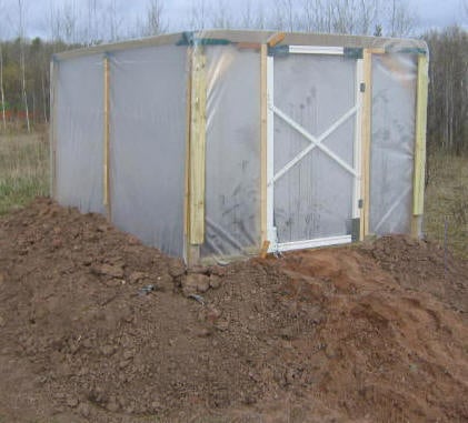 LEARN HOW TO BUILD AN INSULATED, RAISED-BED GREENHOUSE
