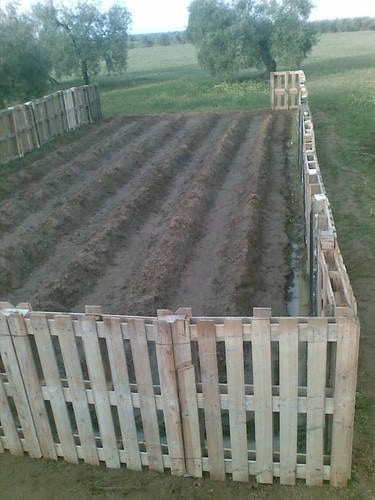 PALLET FENCE FOR A SMALL INDOOR FARM