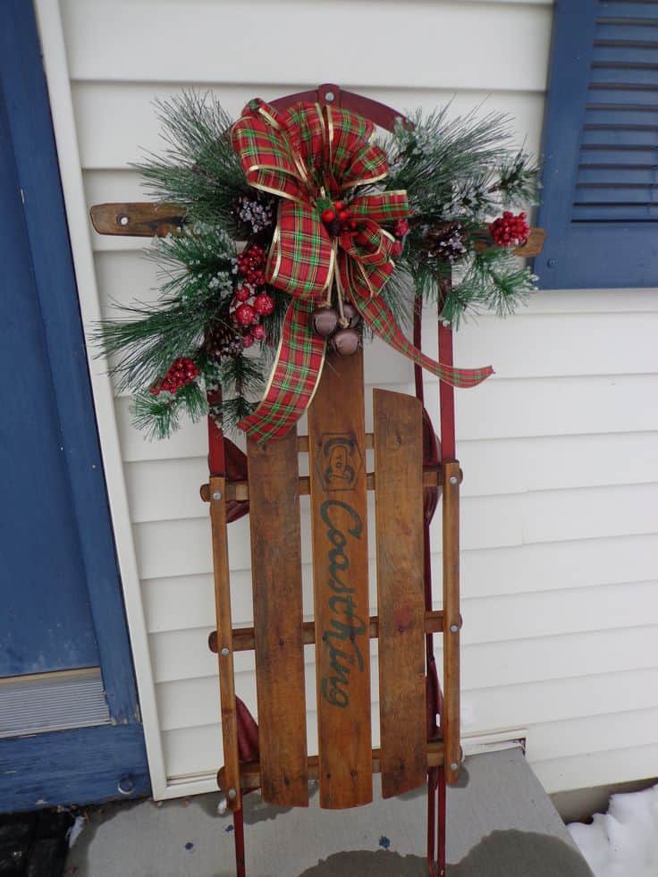 19 Winter Home Decorations Re-purposing Sleighs, Skis & Snowboards