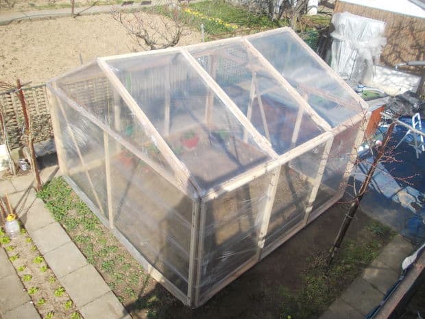 BUILD A SMALL GREENHOUSE FOR PLANTATIONS ON EURO PALLETS