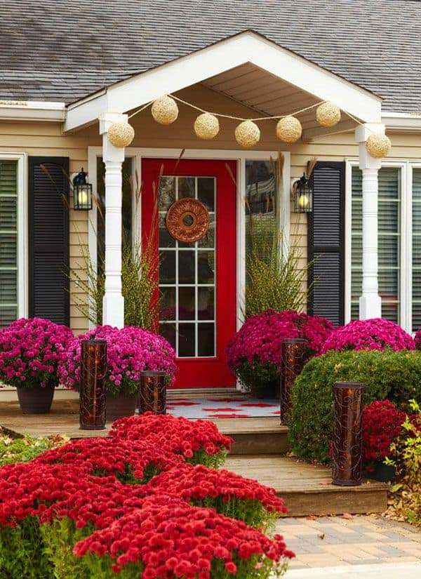 FLOWER OR GARDEN IN FRONT OF THE MAIN DOOR