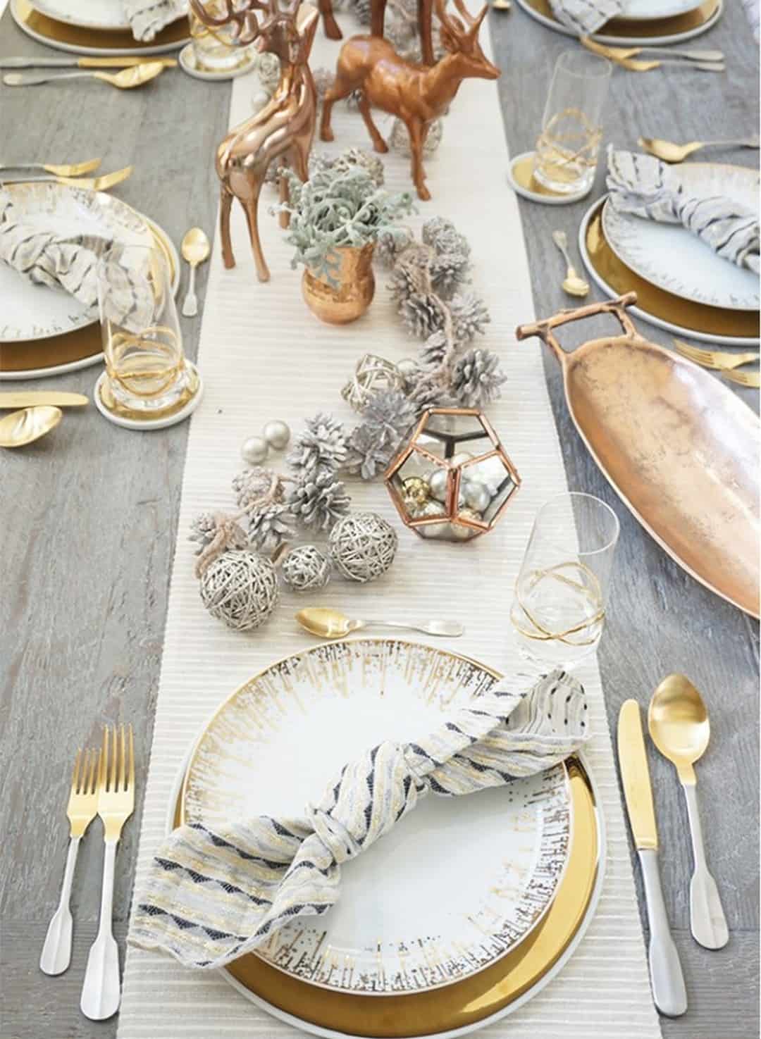 Gorgeous Holiday Christmas Tablescapes Ideas 9