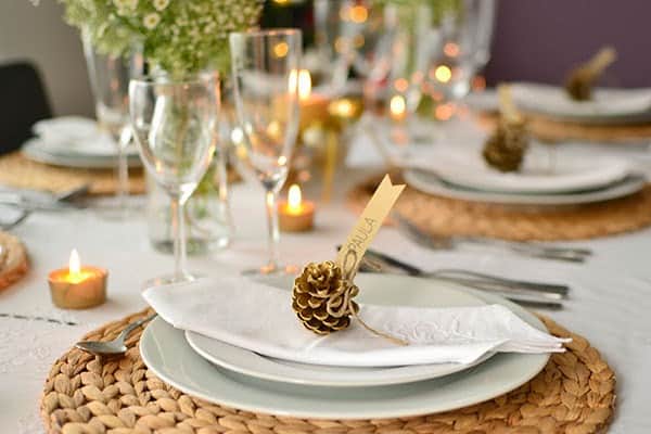 christmas dinner table decorations natural fiber placemats pinecones candles