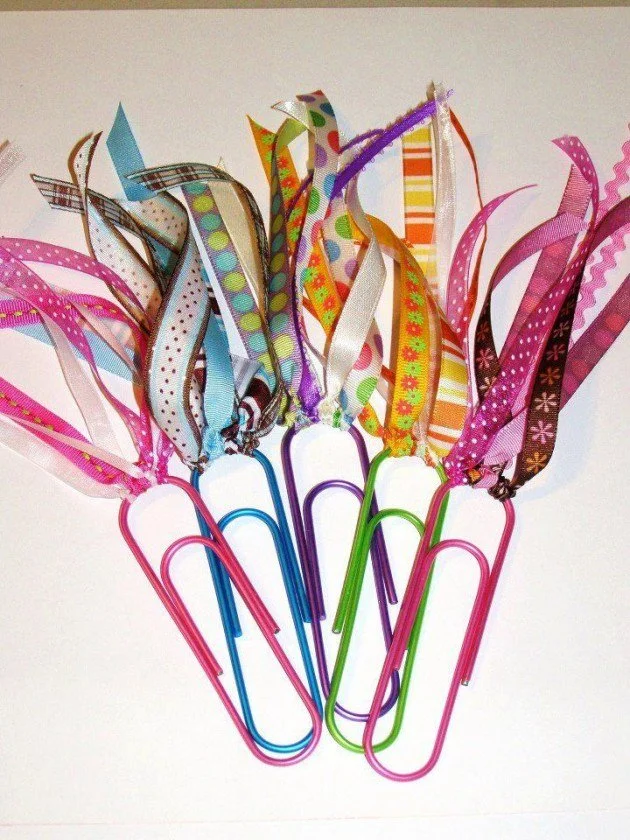 SIMPLE PAPERCLIP BOOKMARKS