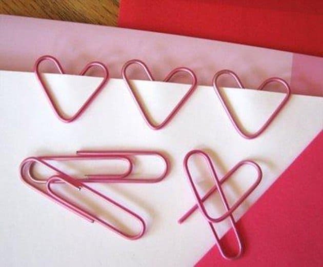 SHOW YOUR BOOKS SOME LOVE WITH THESE HEART-SHAPED PAPER CLIP BOOKMARKS