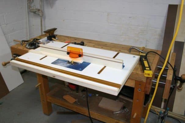 BENCH-MOUNTED ROUTER TABLE