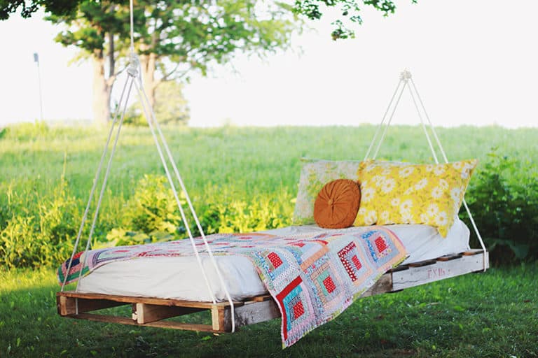 DIY Pallet Swing Bed