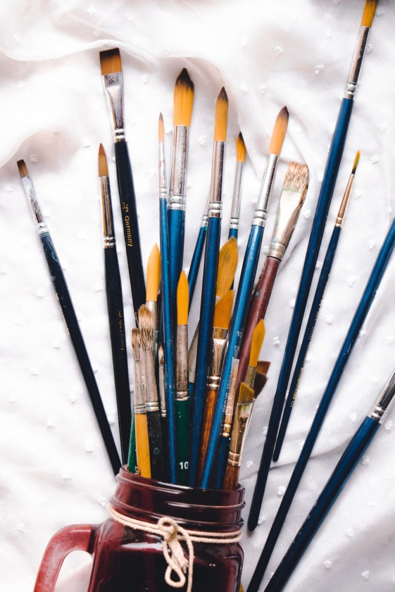 10 Best Acrylic Paint Brushes For Artists & Students Reviews + Guide