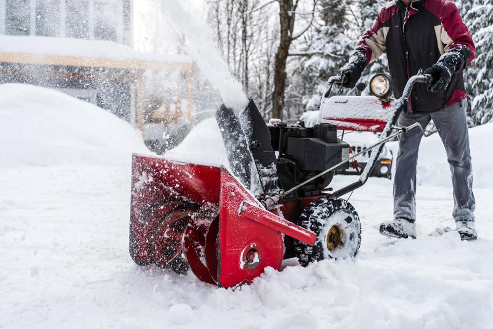 5 Best Snow Blowers For Large Driveways