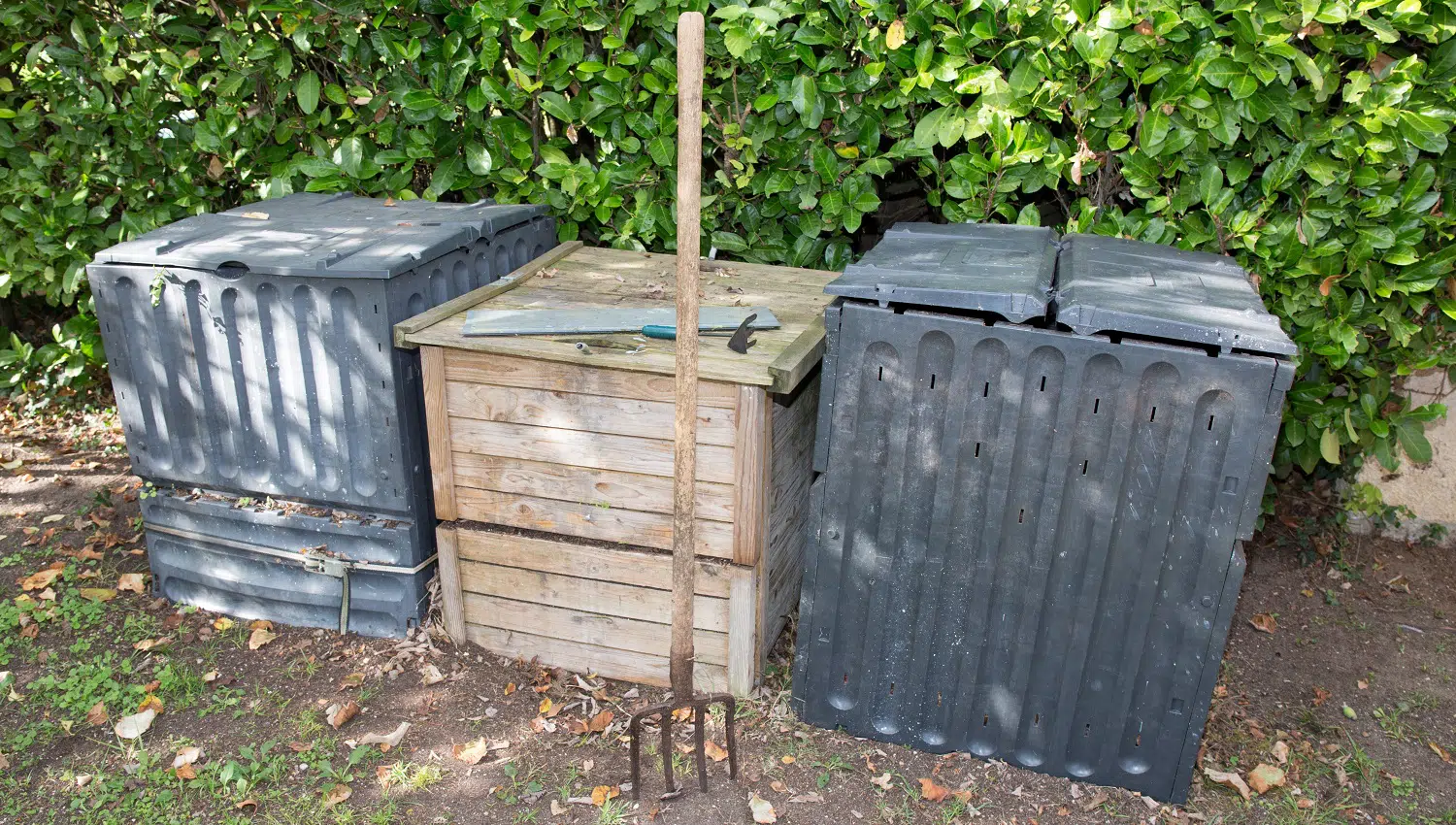outdoor composting bin for recycling kitchen and garden organic waste