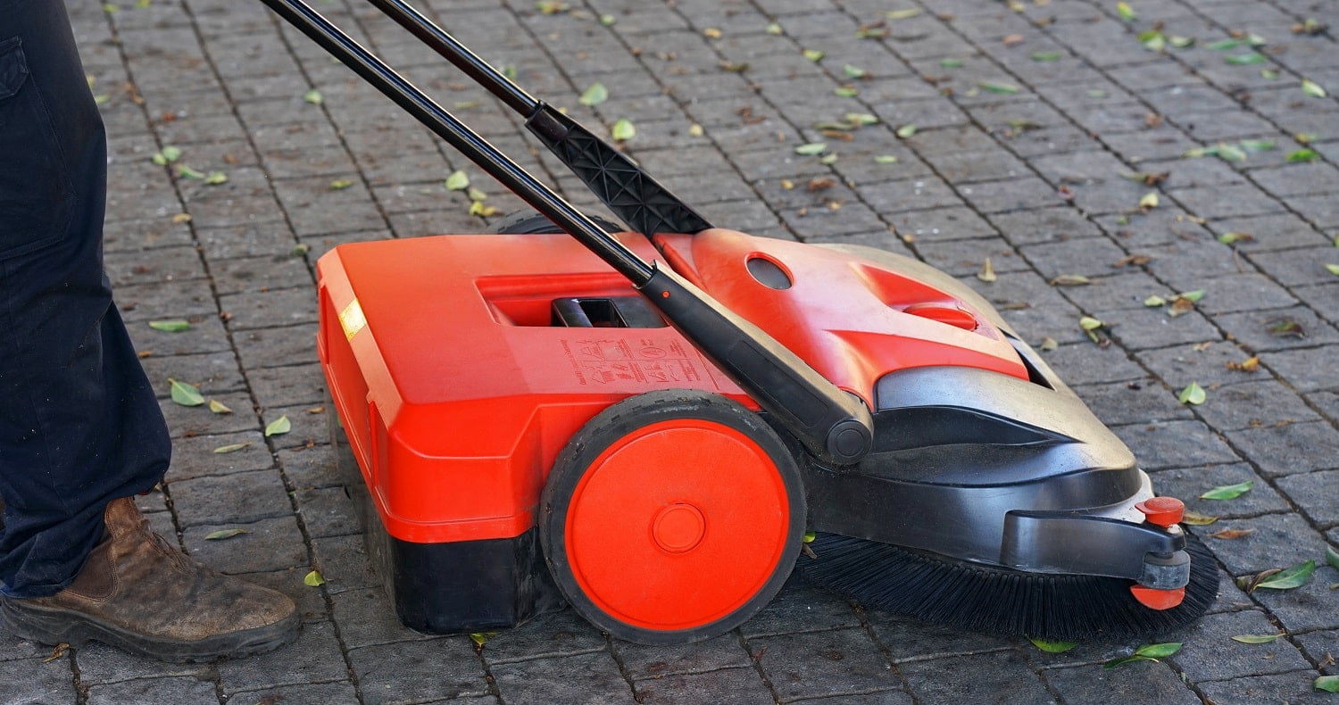 Manual car for cleaning sidewalks