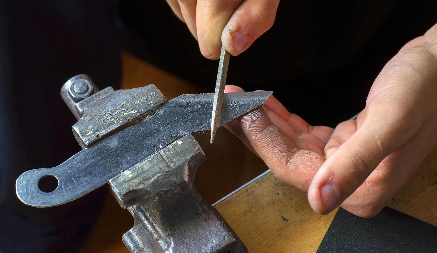 knife in a vise, knife sharpening