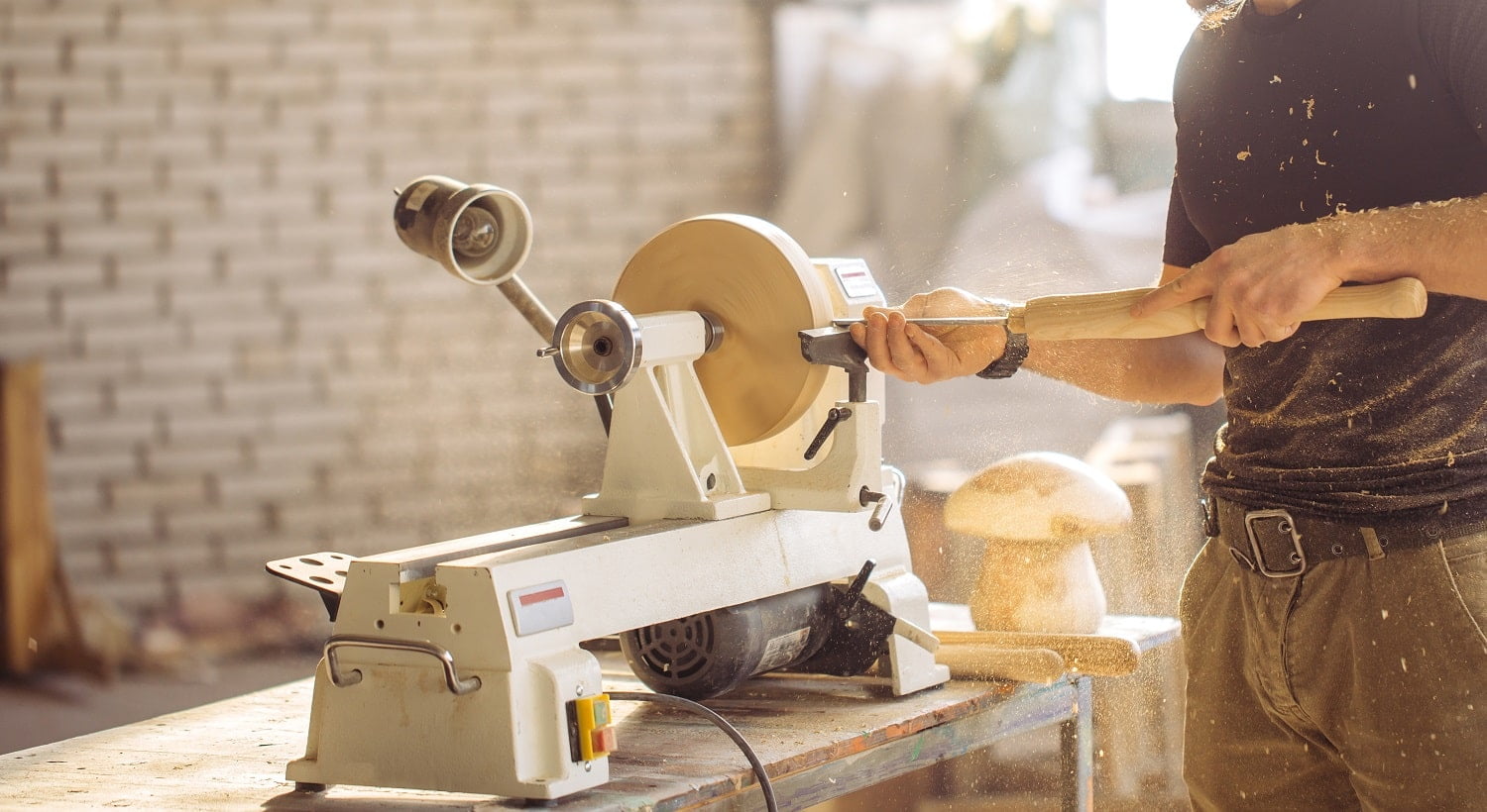 Young carpenter processing wooden plank on special woodworking machine WEN 3420 Verdict