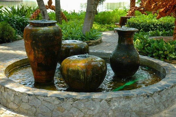 Traditional Garden Design With Vases