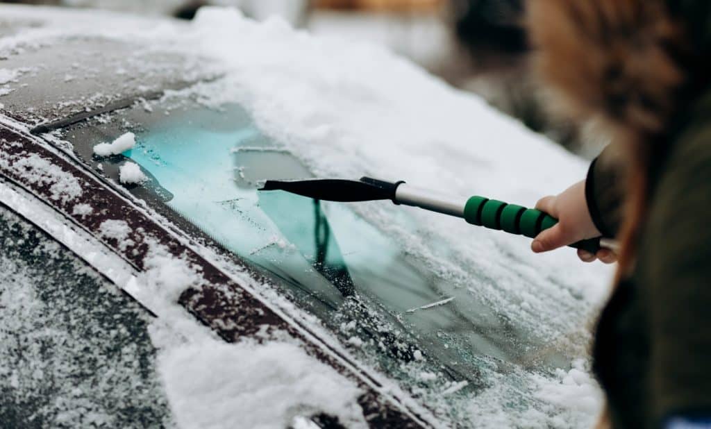 7 Best Snow Brooms Reviews + Guide