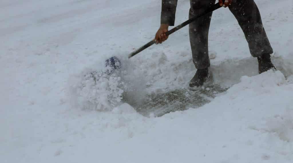 9 Best Snow Brooms | Reviews + Guide