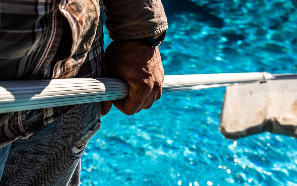 8 Best Telescopic Pool Pole Reviews + Guide