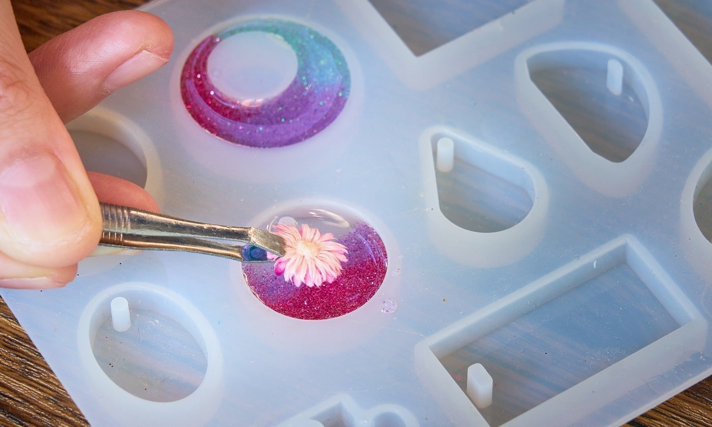Decorated colorful resin with dry flower, Process of making accessory resin
